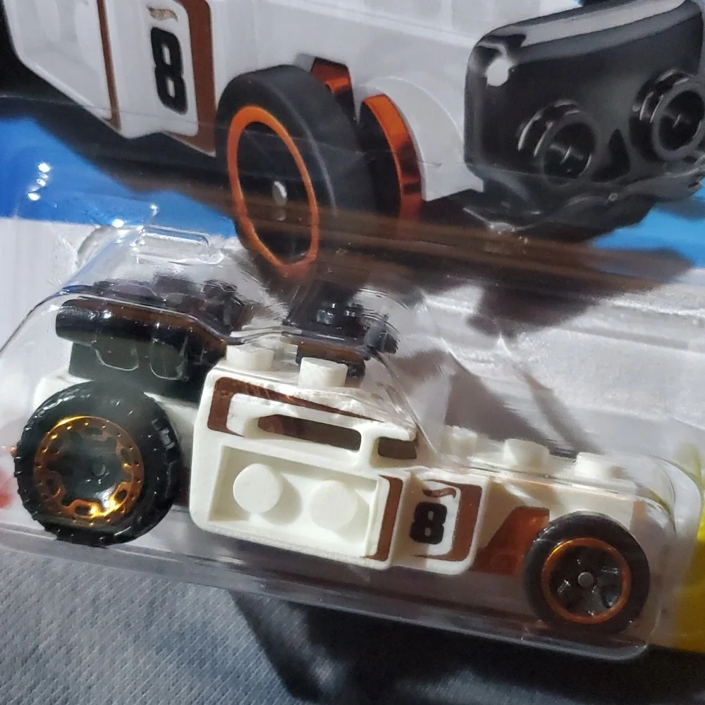 Hot Wheels - has‎ a Lego look